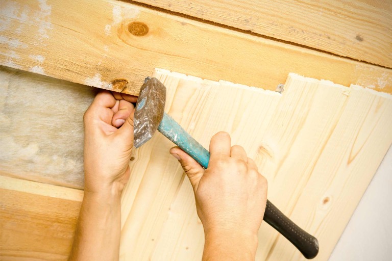 Poser un plafond en bois