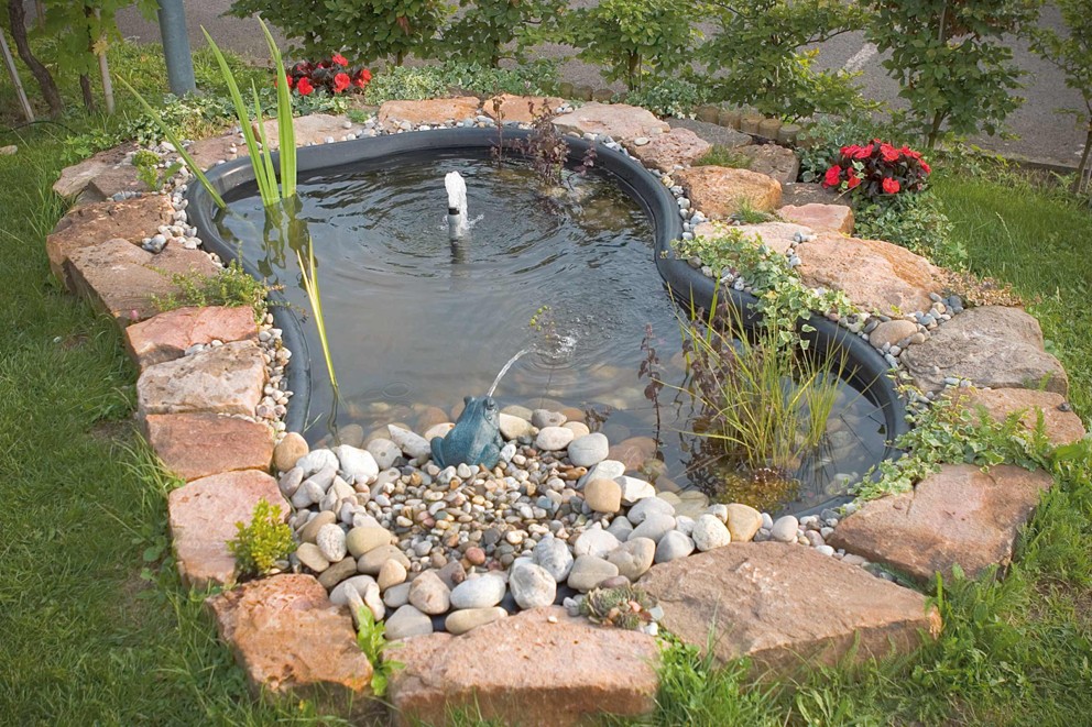 
			Inspiration 3 Bassin préfabriqué avec une petite fontaine et une bordure en pierre naturelle

		